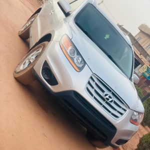 Hyundai Santa Fe 2012 - SUV Familial Robuste et Abordable pour l'Afrique