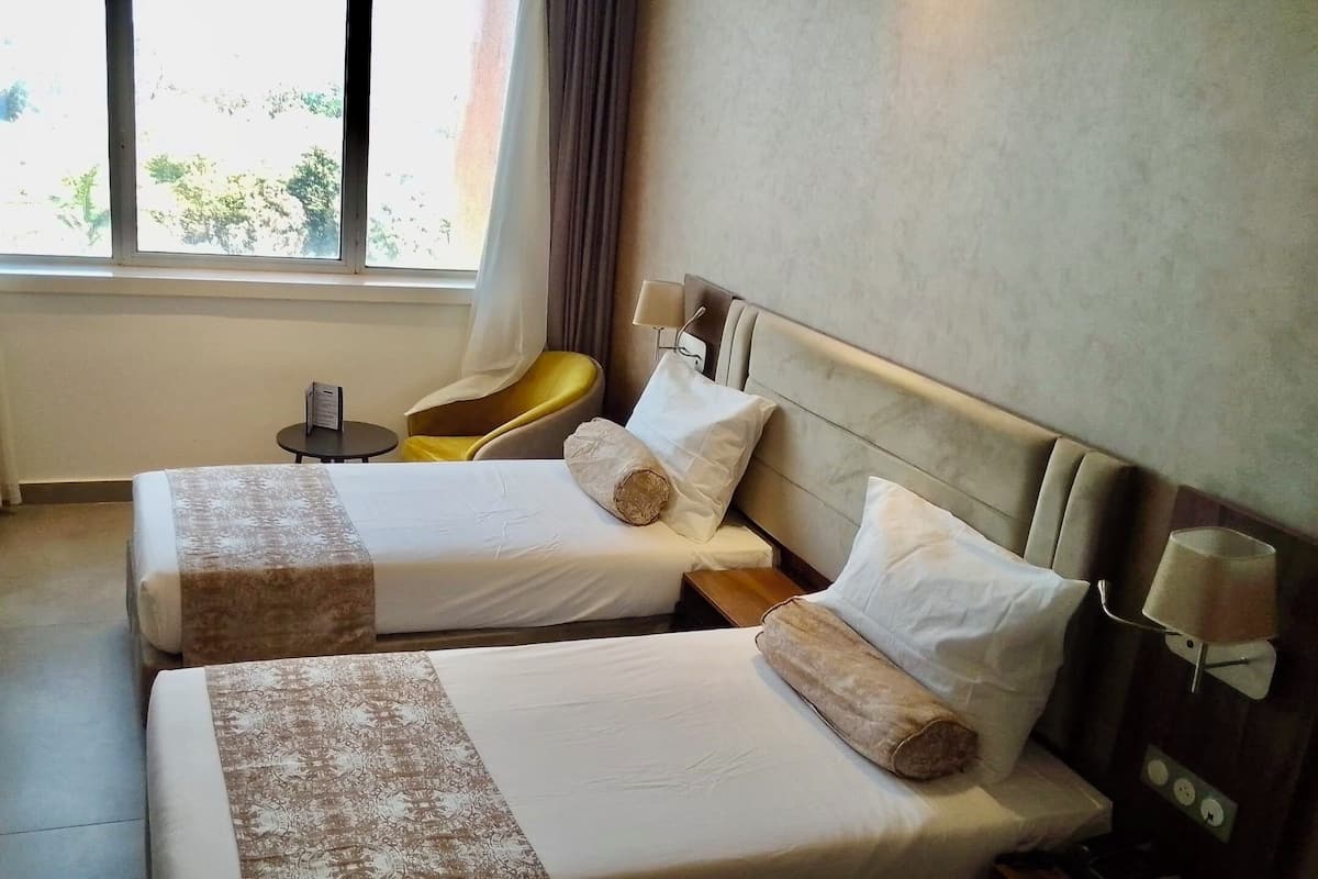 Chambre avec lits jumeaux De Hôtel Sopatel Silmande – Image 3