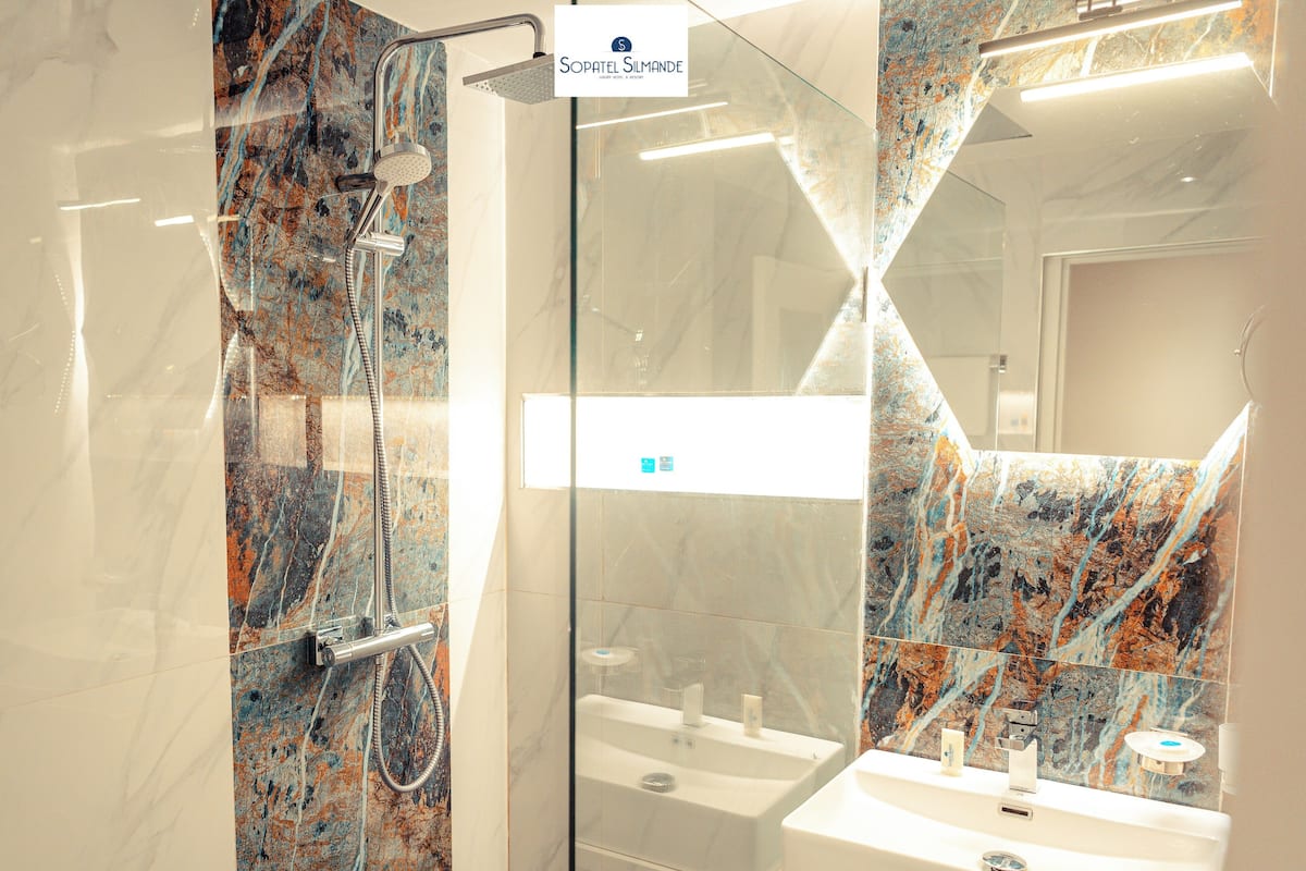 Chambre avec lits jumeaux De Hôtel Sopatel Silmande – Image 4