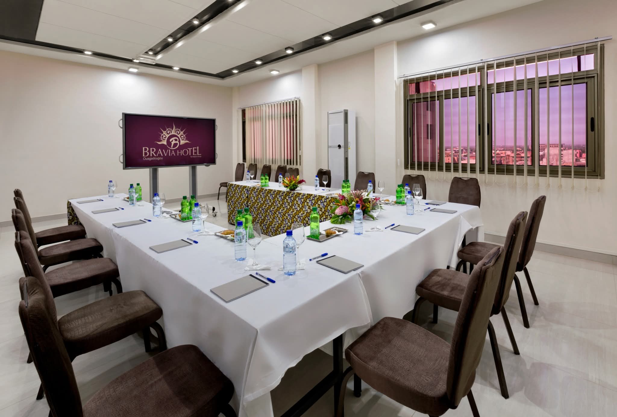 Chambre d'Affaires Bravia Hôtel Ouagadougou - Vue Piscine, Petit Déjeuner & Navette Aéroport Inclus – Image 8