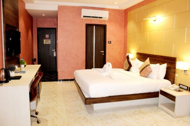 Suite Exécutive Hôtel Sonia Ouagadougou - Vue Piscine & Ville, Grand Lit Double, Wifi Gratuit