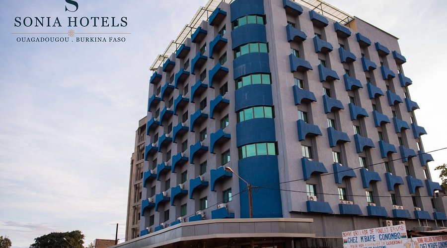 Chambre Deluxe Sonia Hôtel Ouaga-Bobo - Vue Piscine, Petit Déjeuner & Navette Aéroport – Image 9