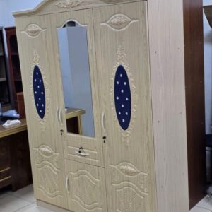 UN JOLI ARMOIRE